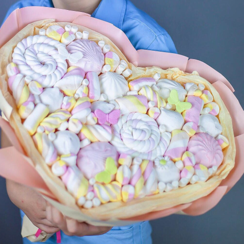 Süßer Strauß Süßigkeiten 118. Herzförmiger Strauß aus Marshmallows und Marshmallows